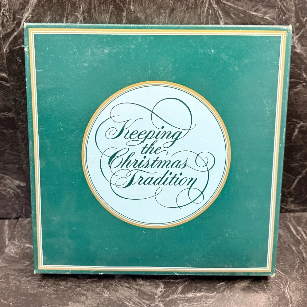 1982 AVON “Keeping the Christmas Tradition” Collector Plate w/22K Gold Trim